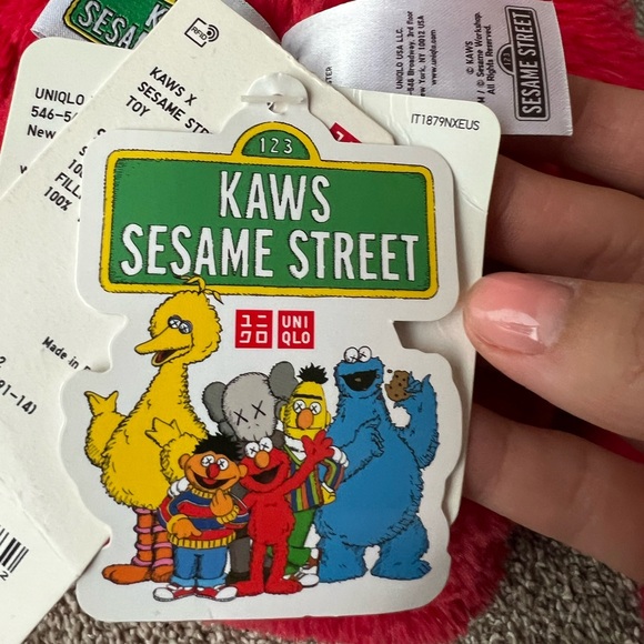 Kaws x uniqulo Elmo plush - Picture 3 of 7